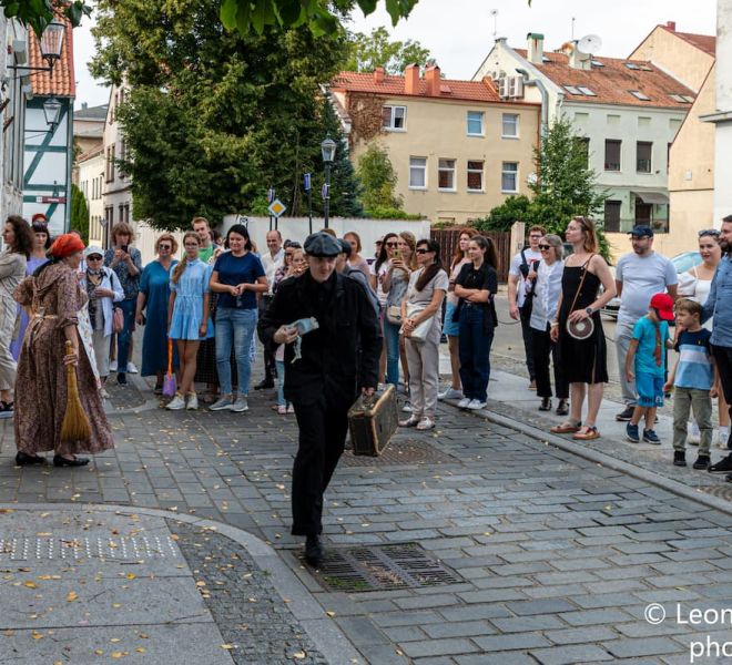 Klaipėdos žydų bendruomenės teatro „Šatil aktorių įtraukus performansas-pasivaikščiojimas po miestą ir žydų pasakų sekimas14
