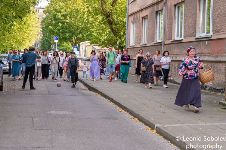 Klaipėdos žydų bendruomenės teatro „Šatil aktorių įtraukus performansas-pasivaikščiojimas po miestą ir žydų pasakų sekimas6