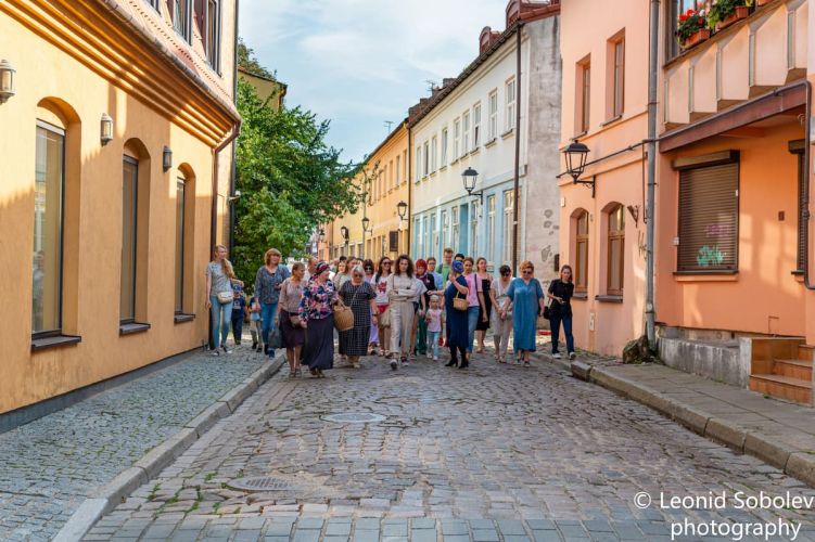 Klaipėdos žydų bendruomenės teatro „Šatil aktorių įtraukus performansas-pasivaikščiojimas po miestą ir žydų pasakų sekimas8